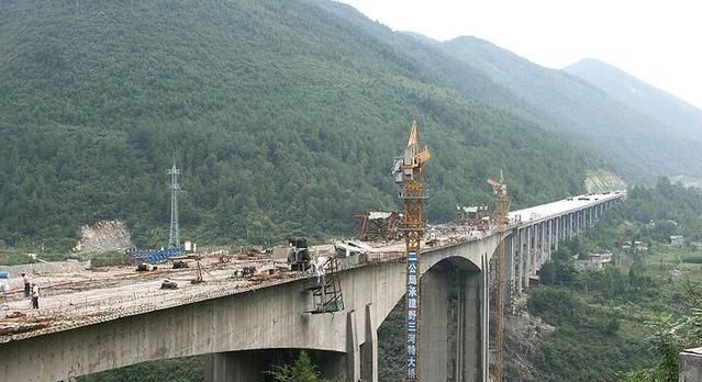 湖北建的这座世界级大桥，总投资1亿，4根地桩深达45米！