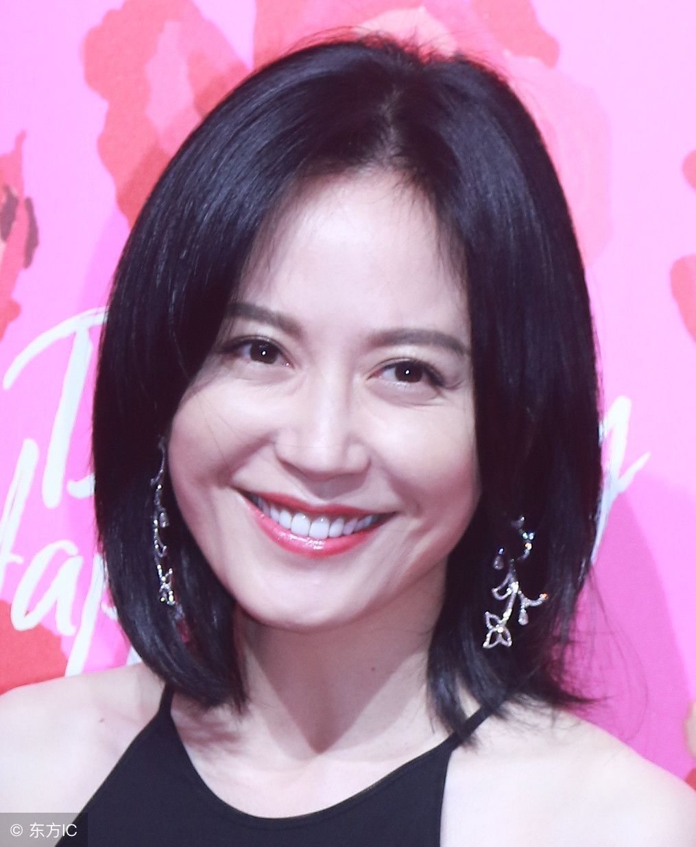 俞飞鸿真会穿，一袭黑裙魅力不减，网友:有气质的人怎么穿都美