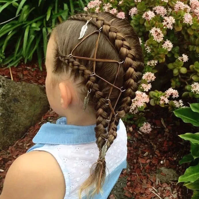 外国小女孩因发型走红网络，妈妈一周给孩子换7次发型!美翻了