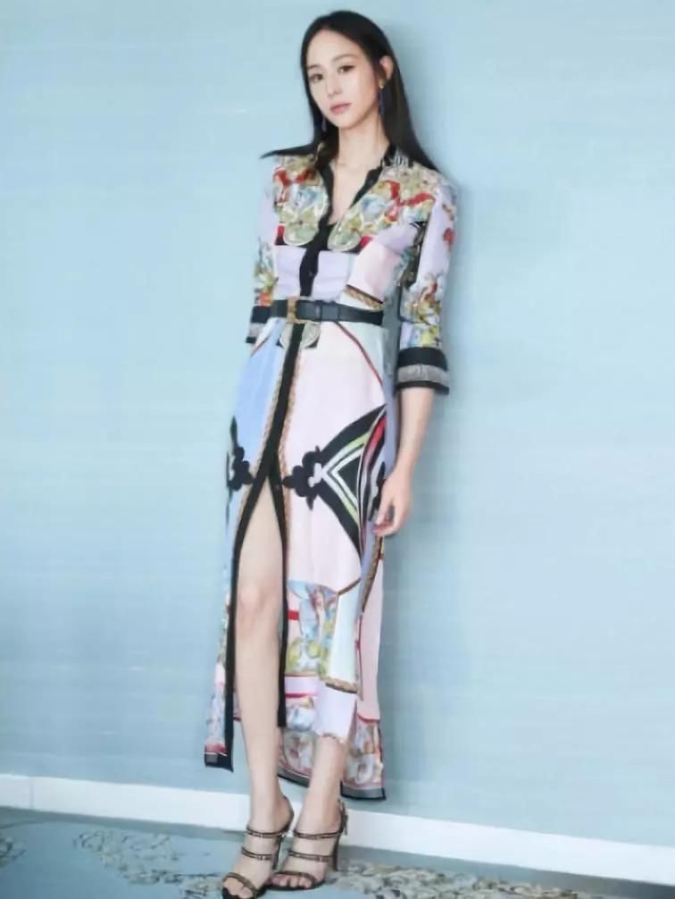 张钧宁随着《如懿传》再次大火，一身晚礼服光彩照人，时髦得飞起