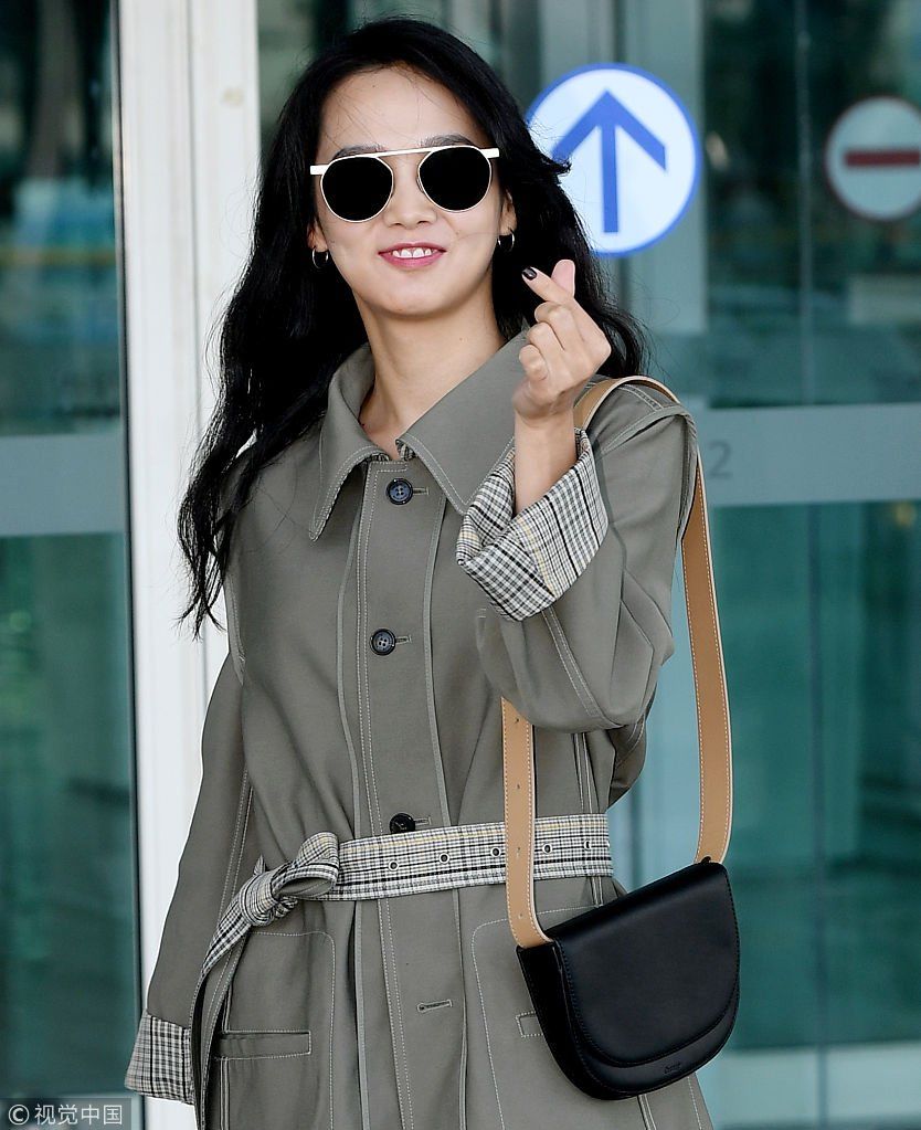 尹胜雅穿风衣凹造型秀细长美腿  对镜头鞠躬发射爱心亲民范