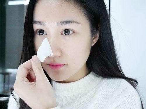 脸上毛孔被螨虫堵住的人，这4大表现逃不掉，2方法排螨虫，缩毛孔