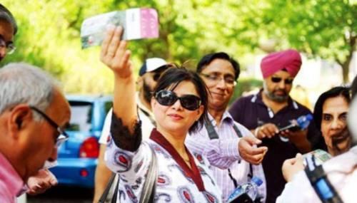 很多印度人来中国旅游,第一时间竟是干这个!网友:太接地气了!