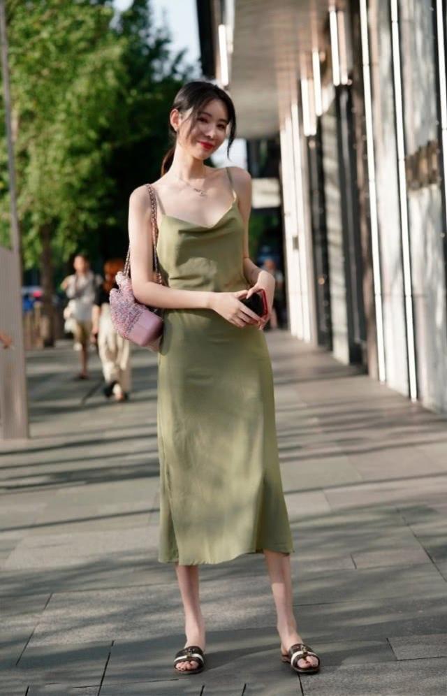  「大方」街拍：美丽大方的小美女，绿色的连体裤清爽大方，充满着潇洒帅气的活力