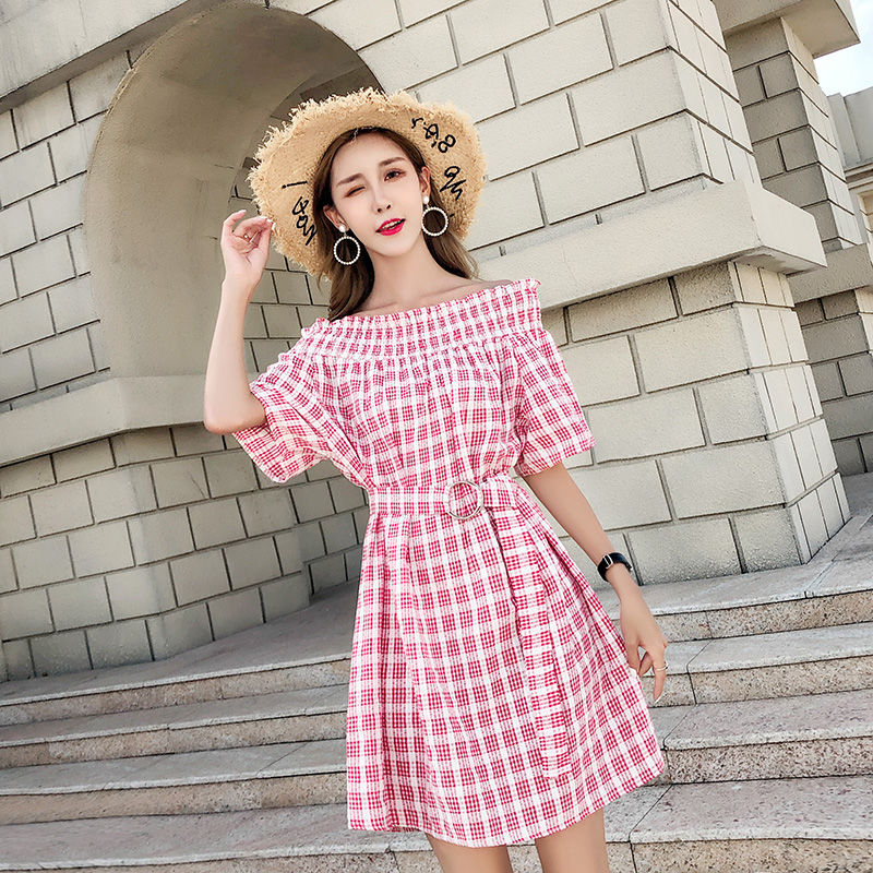 90、00后小姑娘真敢穿，逛街穿件一字肩连衣裙，满满的回头率