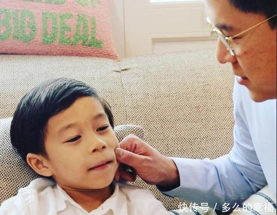 『大儿子』霍启刚宅家陪伴妻儿!郭晶晶入镜温柔大方,6岁儿子十分认真