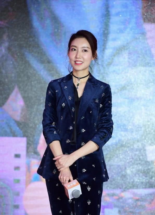  少女：林小娘高露短上衣配修身裙甜美又可爱，简直就是少女