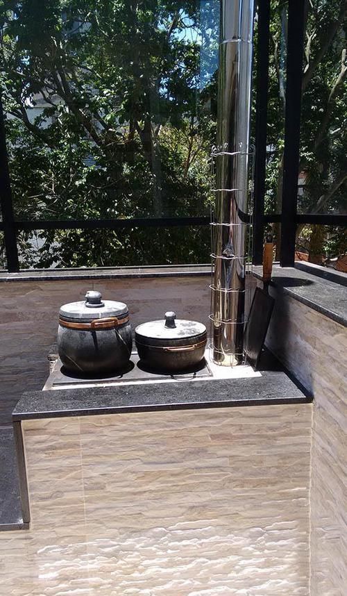  [常见]小时候农村的柴火灶已经不常见了，没想到国外现在家家有，阳台上还有灶台