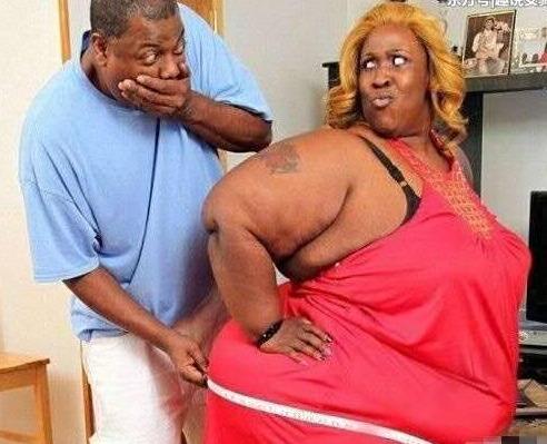 英国女人臀围2.36米，老公赞其性感，变身网红挣钱不减肥！