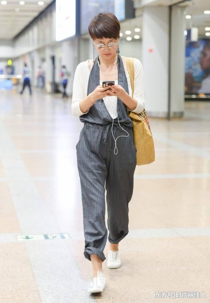 马伊琍终于开窍了!粉色T恤配破洞牛仔裤，这么少女哪像42岁啊