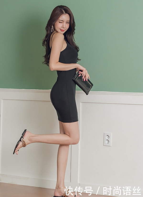 清纯优雅的紧身裙美女，气质感十足，充满女性韵味！
