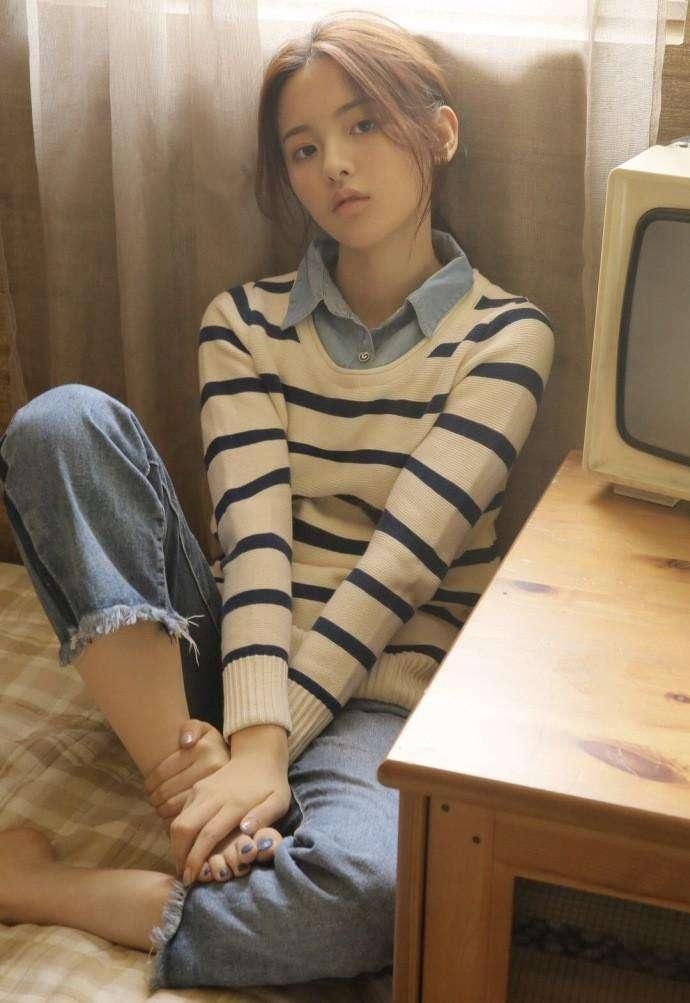 杨超越最新近照，衬衫搭短裤秀美腿，却被脚上的袜子暴露了品味