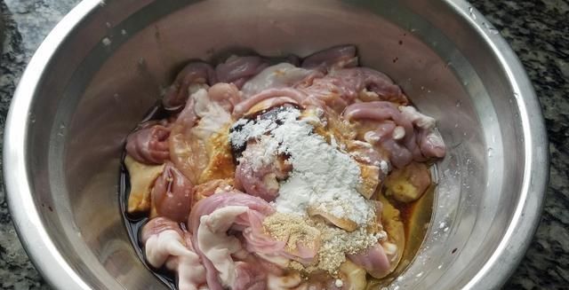  「家常菜」砂锅里倒进10块钱粉肠、原来这么好吃、家常菜做法、超简单