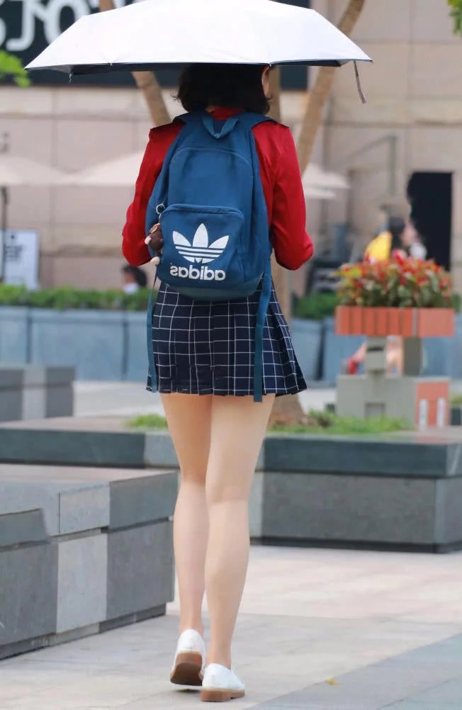 甜美小姐姐修身穿搭尽显丰腴体态，肉肉的美腿给人一种珠圆玉润的