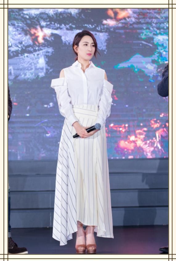 马苏不安分啦！扣子“七扭八歪”来装嫩，网友：一把年纪看着掉价