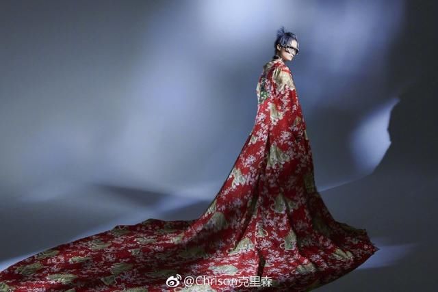 这是李宇春吗？穿上紫色蛋糕裙后，网友：美到认不出来