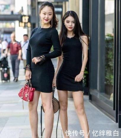 『穿搭』街拍:纤细高挑身材的小姐姐,一袭黑连衣裙配上包包,很是唯美