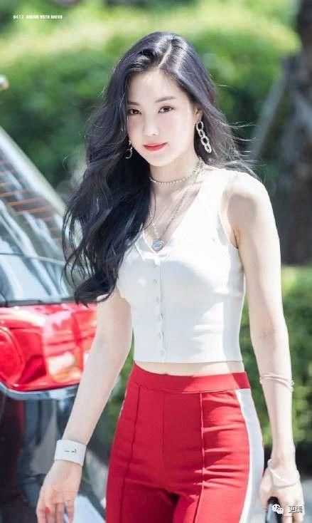 景甜凸出的小肚子衣服都遮不住，体型快和蒋欣一样了