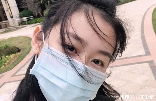 「美女」美女复工后第一次化妆,为保护口罩仅画半张脸,只描眉毛不涂口红