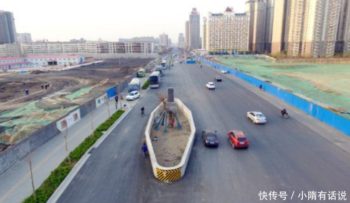 中国最霸气钉子户，立在马路中央占了道路三分之一，就在河南郑州