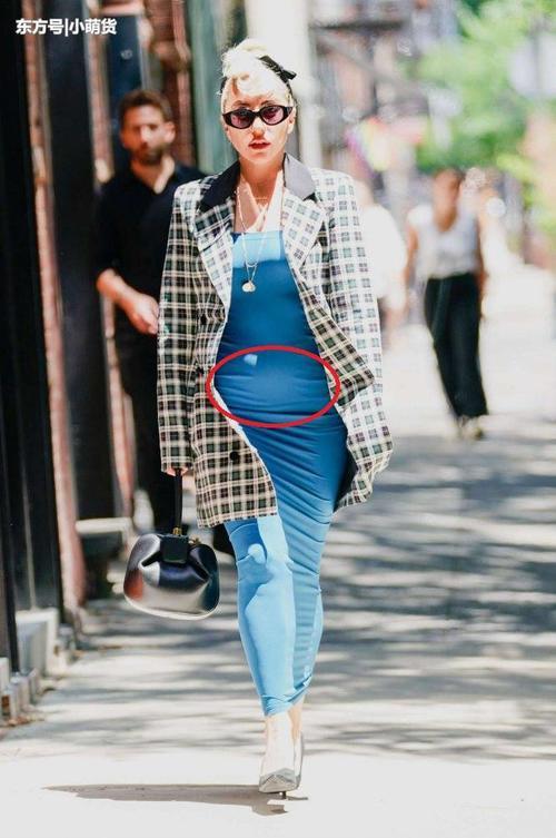 Gaga真厉害！紧身连衣裙穿出“孕味”，网友：肚子比胸都大