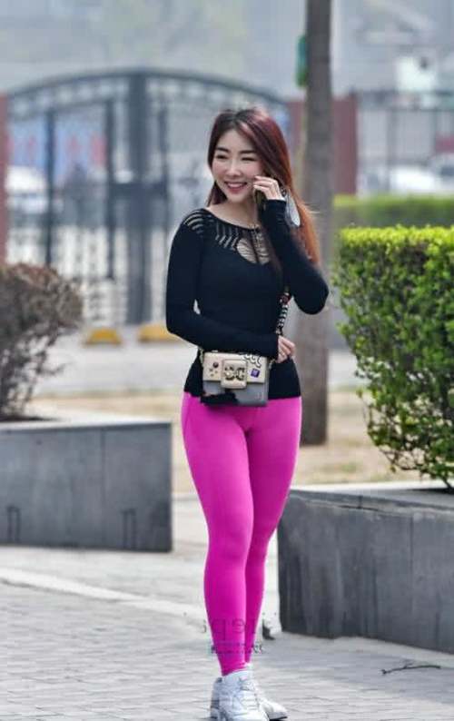 时尚小姐姐有着闭月羞花之容貌，粉色紧身裤勾勒出一道勒痕十分迷