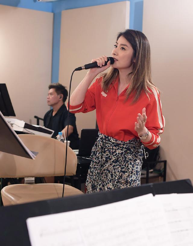 45岁陈慧琳亮相活动，身穿白色蛋糕裙来显嫩，却被鞋子毁了造型