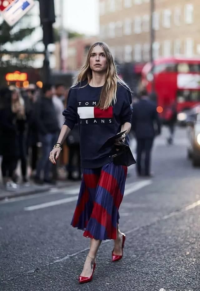  漂亮：时尚街拍示范性，这25套连帽卫衣穿衣搭配，究竟漂亮在哪儿？