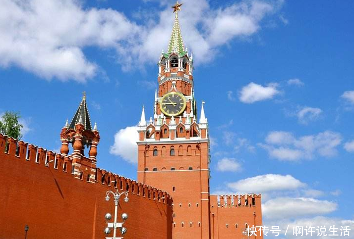 中国旅行团俄罗斯遇抢劫，俩山东大汉撂倒3名歹徒，身手太了得