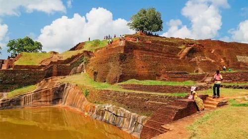 建在180米高巨石上的古城,千年之后才被人们发现,至今是谜