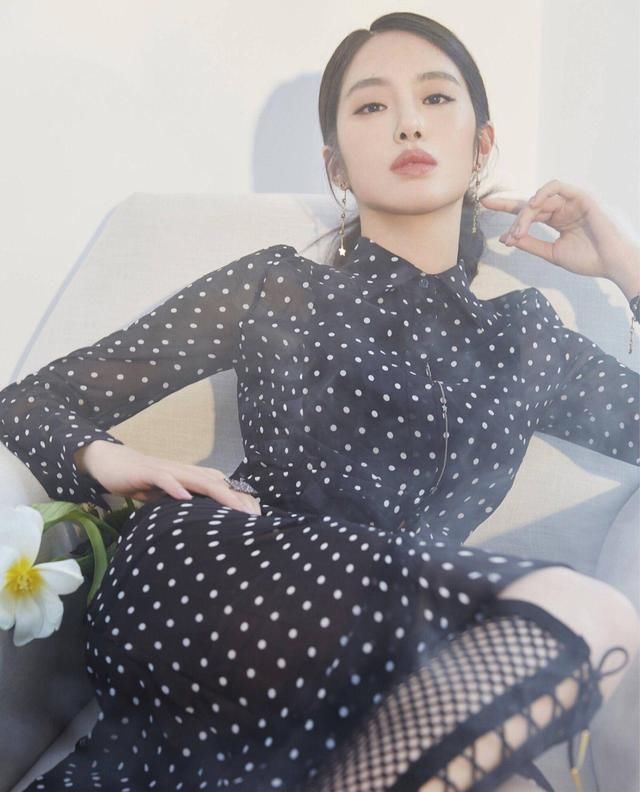 杨采钰你这么穿波点裙，我服了，这搭配咋看都吸睛！