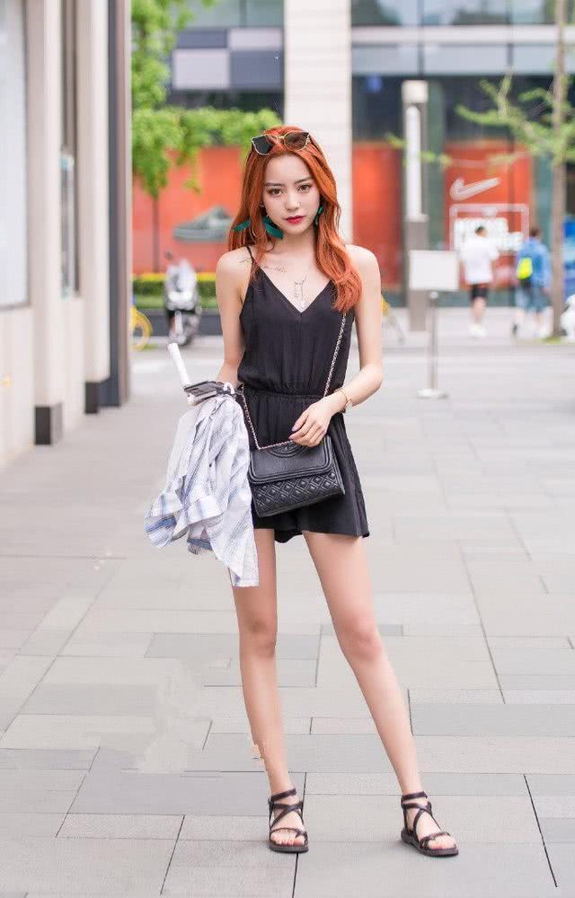 路人街拍，黑色的吊带上衣很好的勾勒出了小姐姐迷人的曲线