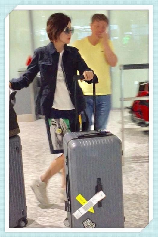 看了55岁关之琳的机场秀，再看看张凯丽，网友：真不相信她俩同岁