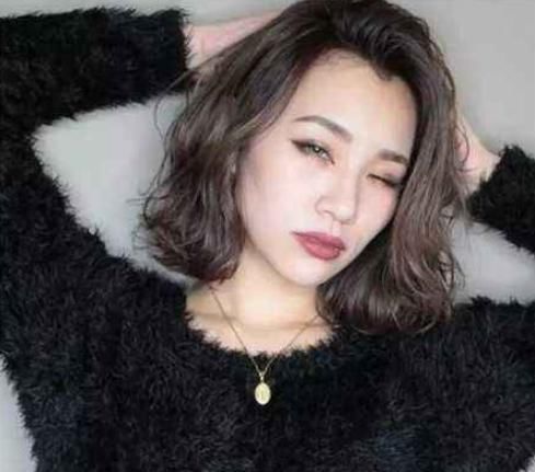  [大方]别再扎土爆的“丸子头”，今年流行这3种发型，简单大方显脸小！