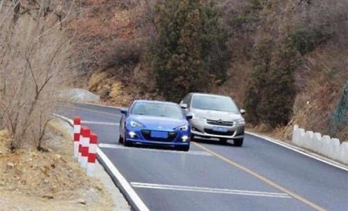  闪灯|高速上超车，是按喇叭还是闪灯提示？老司机都不用但方法值