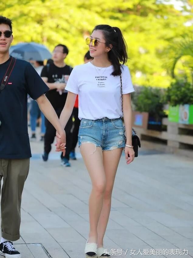看似简单的牛仔短裤，配上白色短袖，立马提升了姑娘的优雅气质