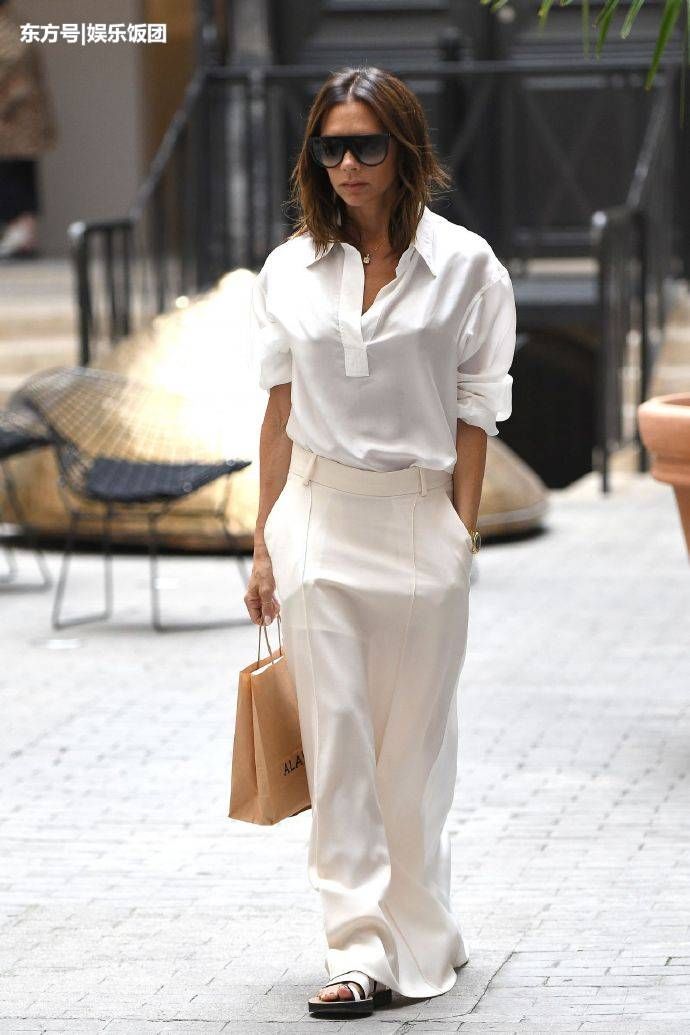 贝嫂街拍衣服亮了，到底穿的裤子还是裙子傻傻分不清……