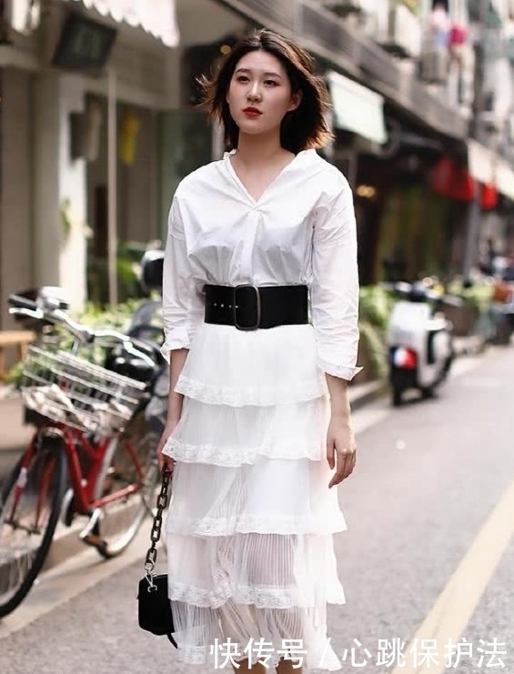  气质|炎炎夏日，美女穿白色连衣裙上街，穿出清凉效果和清新唯美气质！