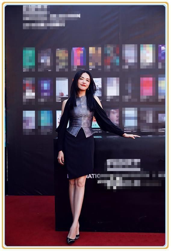 当赵薇和姚晨同穿短裙秀美腿，网友：这差距原谅我不厚道的笑了！