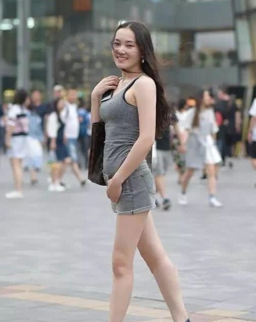  美女■街拍美女：身材高挑的小姐姐，简单搭配吊带裙，充满潇洒活力！