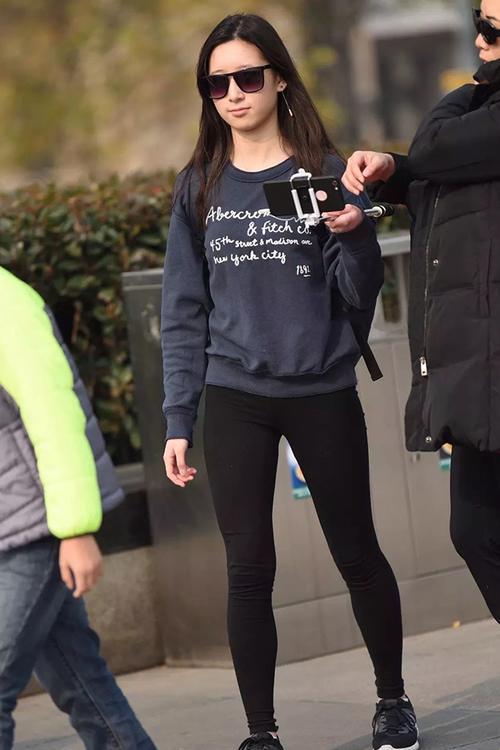 紧身打底裤：个性前卫，绽放凹凸好身段，满满女人味！