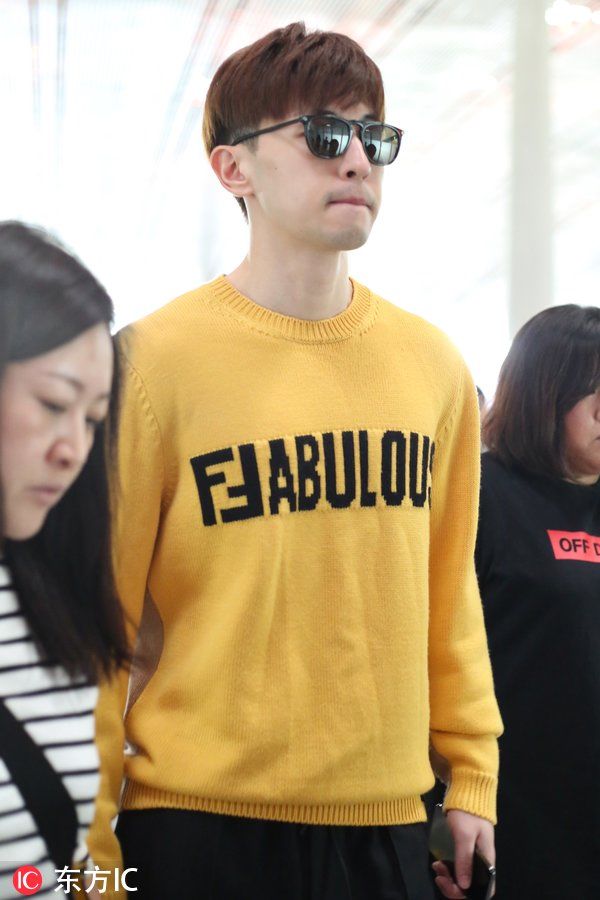 邓伦胡子拉渣一脸严肃，那个戴粉领结粉裙子傻笑的小可爱快回来