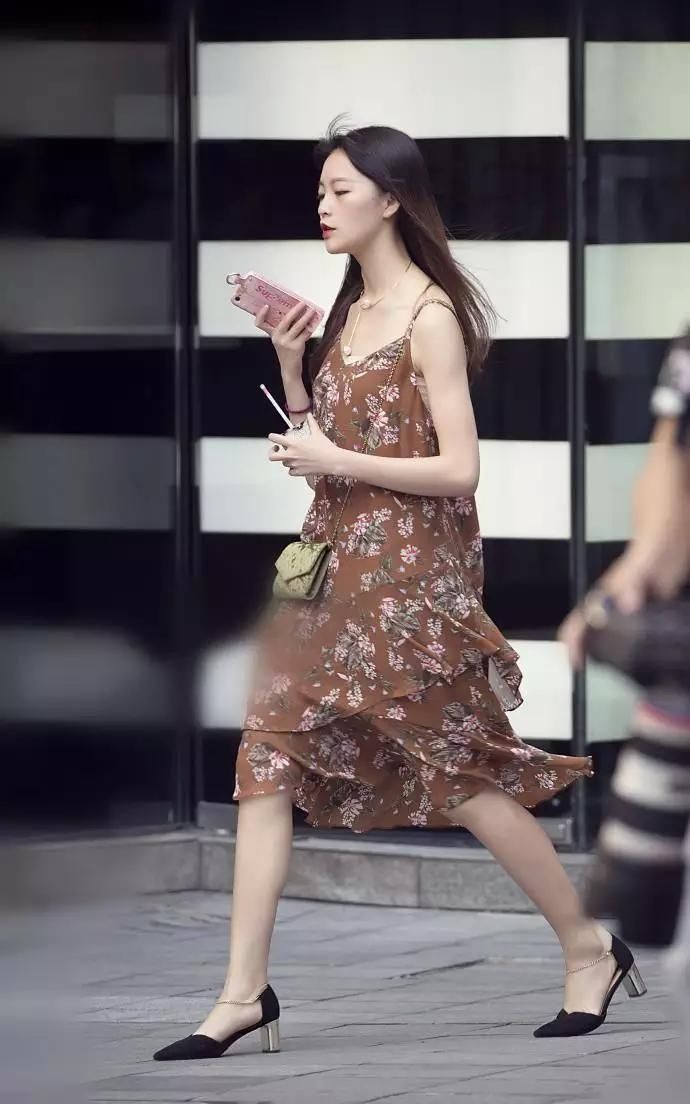 素人街拍吊带长裙个个很仙，谁是你的菜?