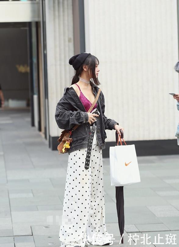  大方：街拍：图七穿公主服逛街，和街上的人格格不入，真是高雅大方！