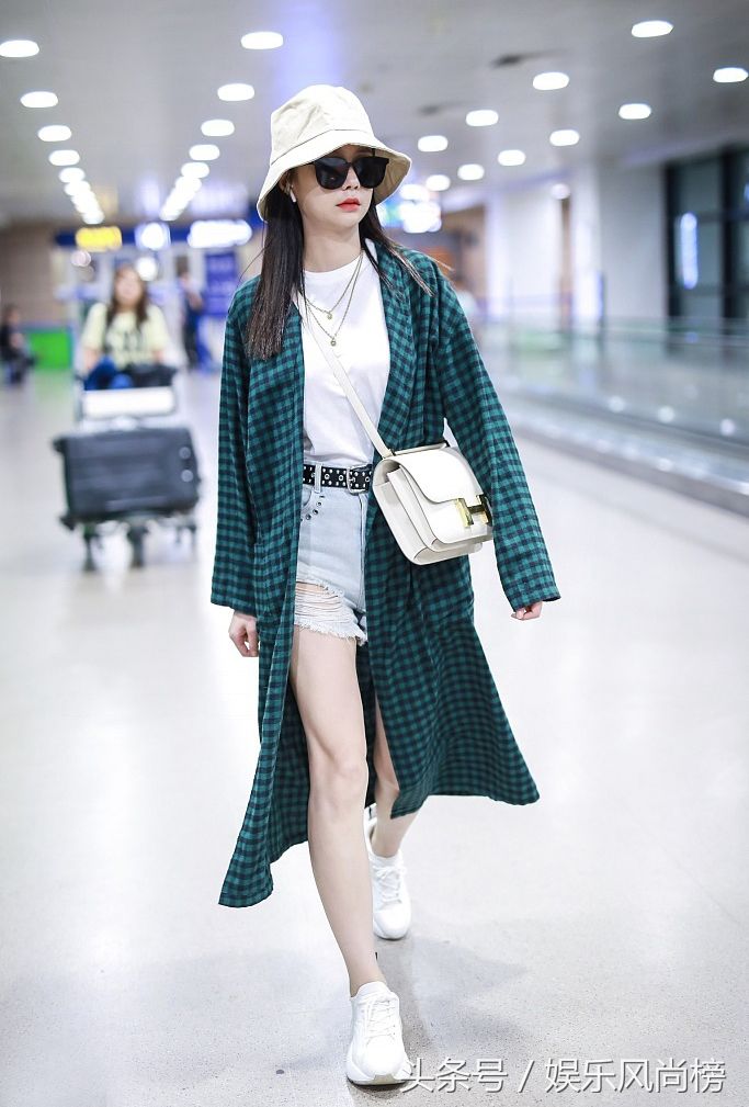 沈梦辰引领初秋穿搭，格子风衣超模范，火辣热裤秀美腿