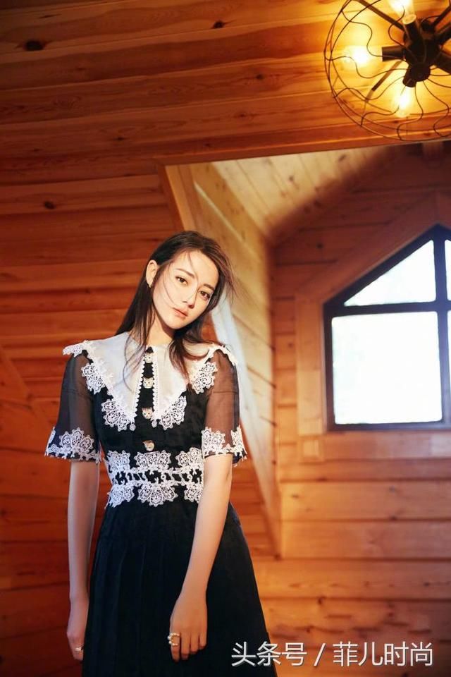 迪丽热巴穿镂空半身裙，印出“三角区”网友：现在都流行这样穿！