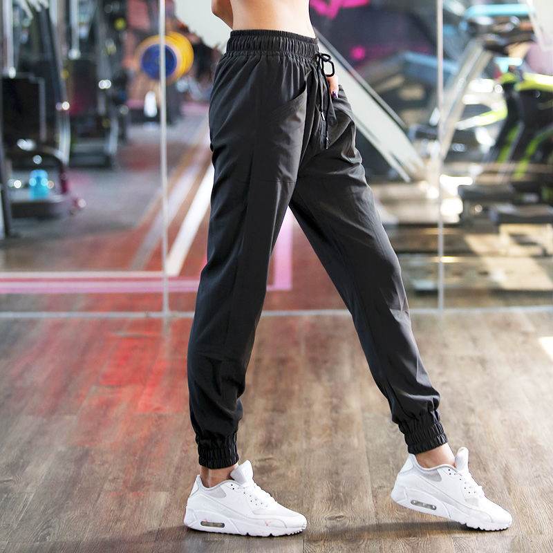 女人去健身房做瑜伽，就穿这8款紧身裤，运动的同时秀出完美身材