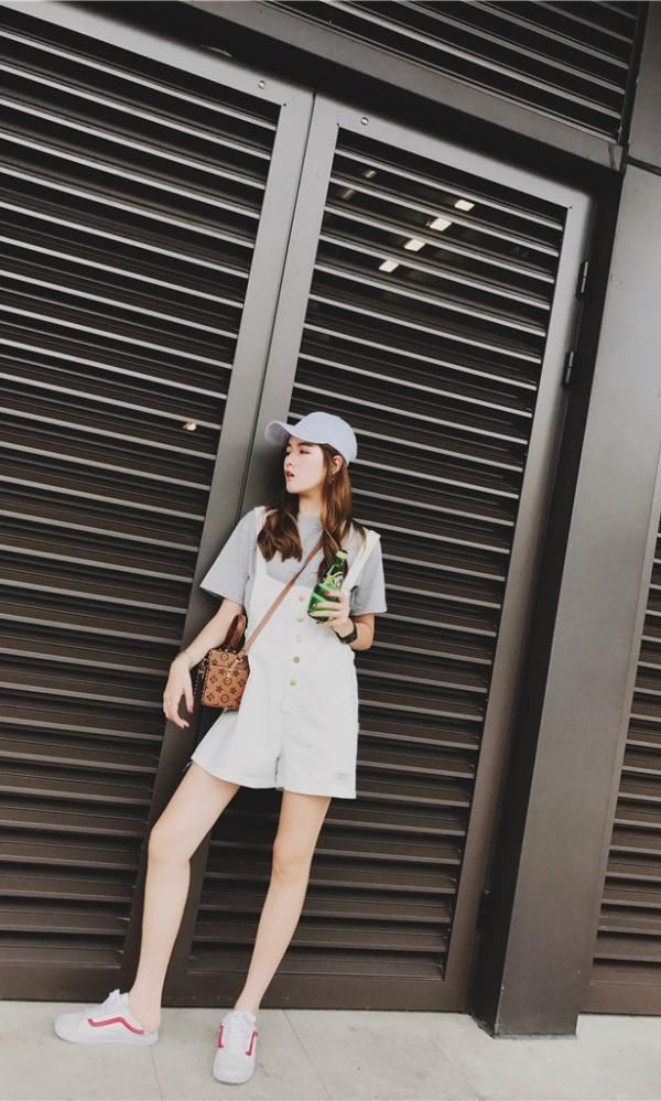 身材极好的白色牛仔裤美女，气质优雅大方，特别漂亮!