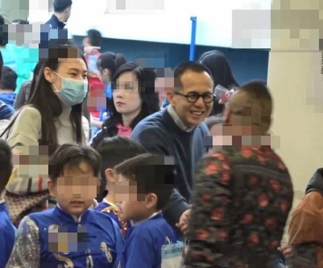  [全屏幕]“千亿元女朋友”偎依在好闺蜜胸口发嗲，扎双麻花辫全屏幕清纯少女气场