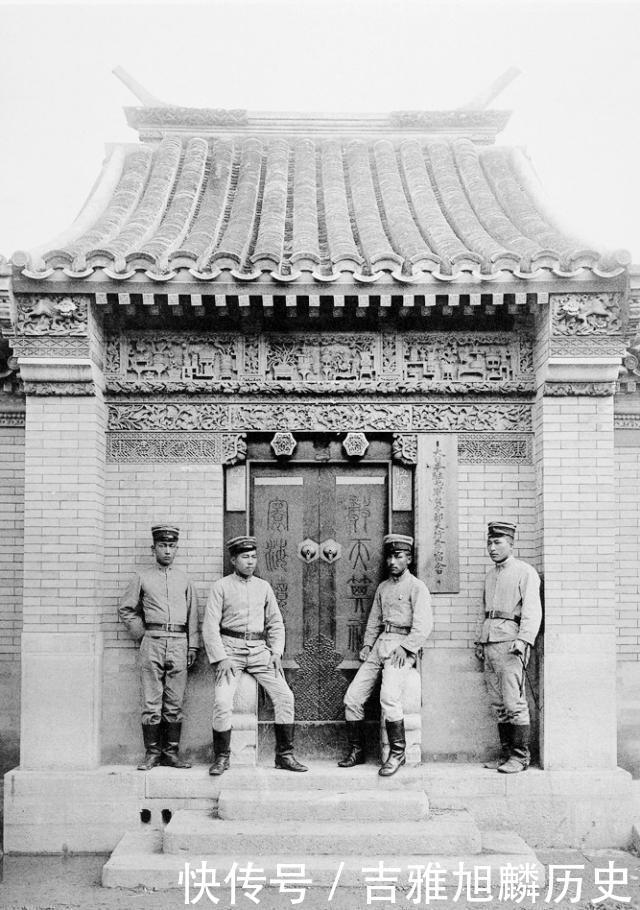 一百年前侵华日军所拍老照片上的这座如意门楼如今变成什么样了